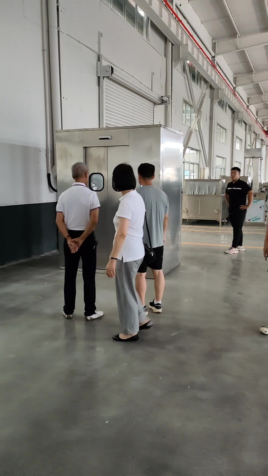 客户参观风淋室（2）